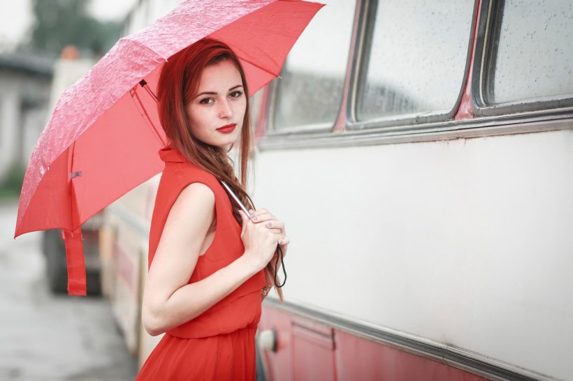 雨中撑伞的美女图片(12张)
