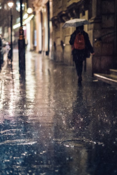 撑着雨伞的人物图片(16张)