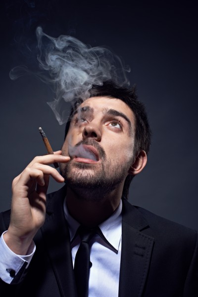 抽烟的男士图片(10张)