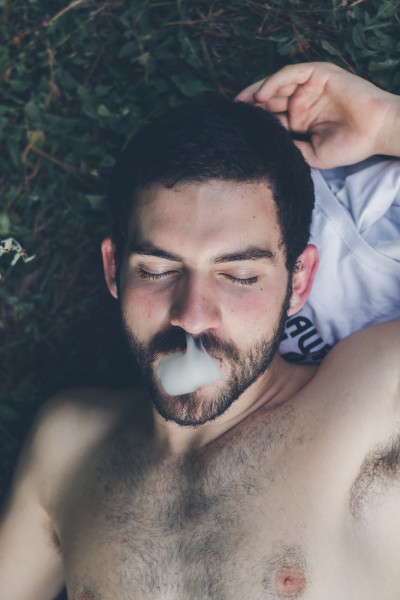 正在抽烟的男人图片(10张)