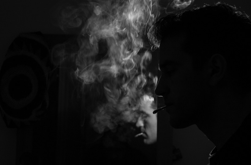正在抽烟的男子图片(9张)