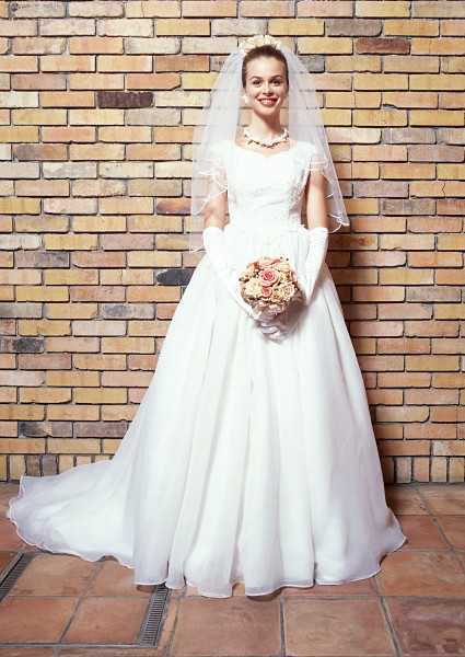 身穿白婚纱的新娘图片(15张)