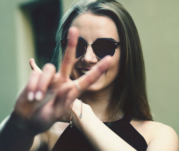 戴墨镜的美女图片(18张)