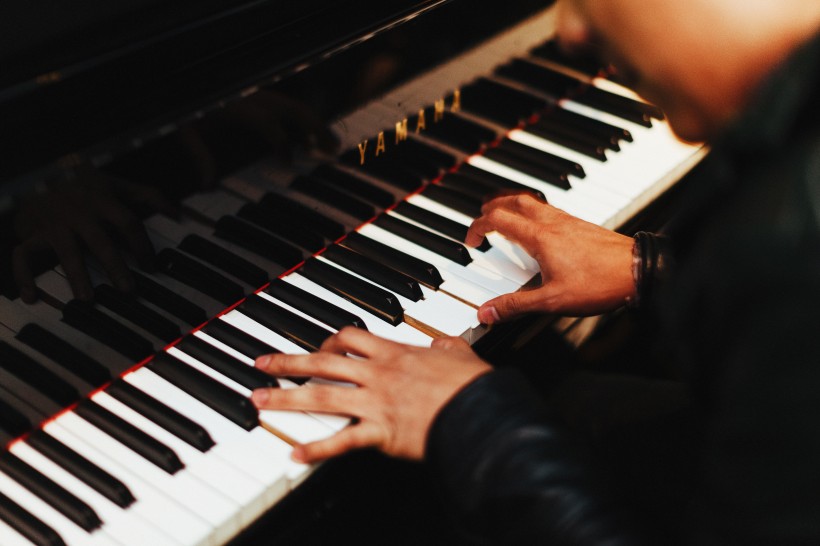 弹钢琴的手图片(16张)