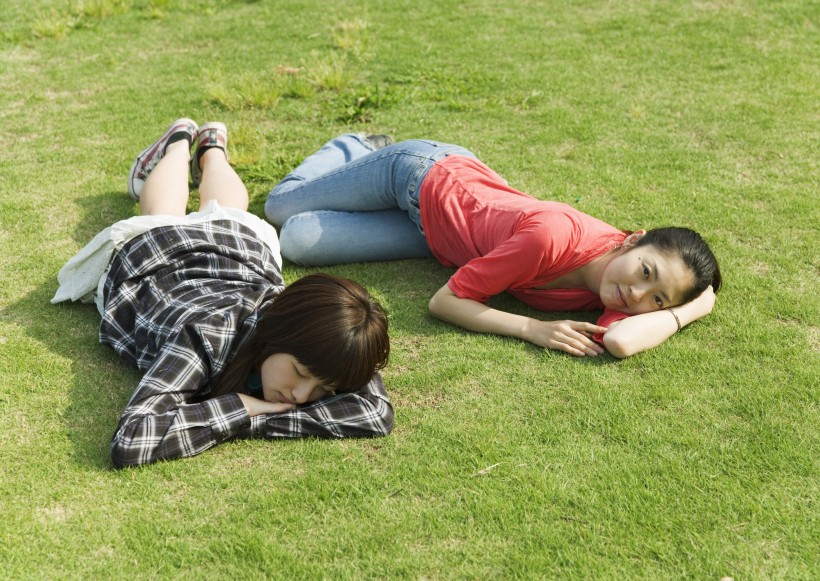 大学生校园草地休闲图片(42张)