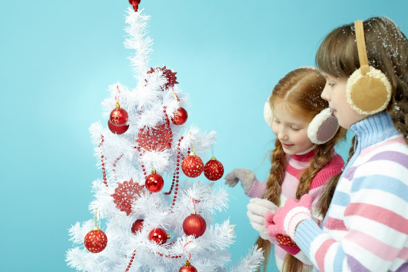 装扮圣诞树的儿童图片(9张)