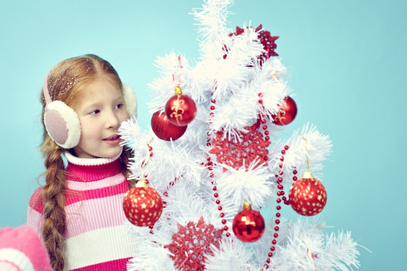 装扮圣诞树的儿童图片(9张)
