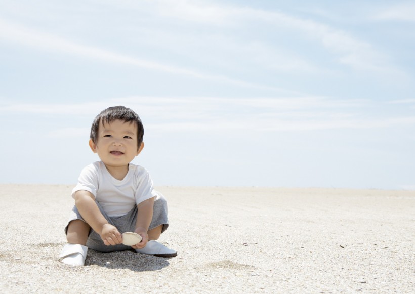 父母带宝宝去海边游玩图片(23张)