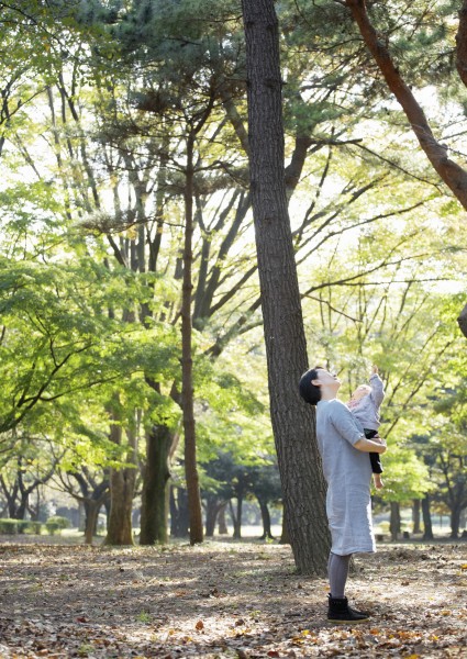 父母带孩子草地玩耍图片(40张)