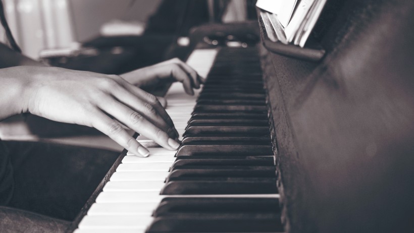 弹钢琴的音乐爱好者图片(10张)