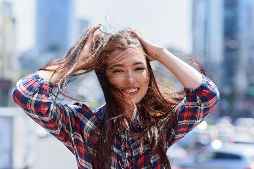 穿格子休闲衬衫的美女图片(16张)