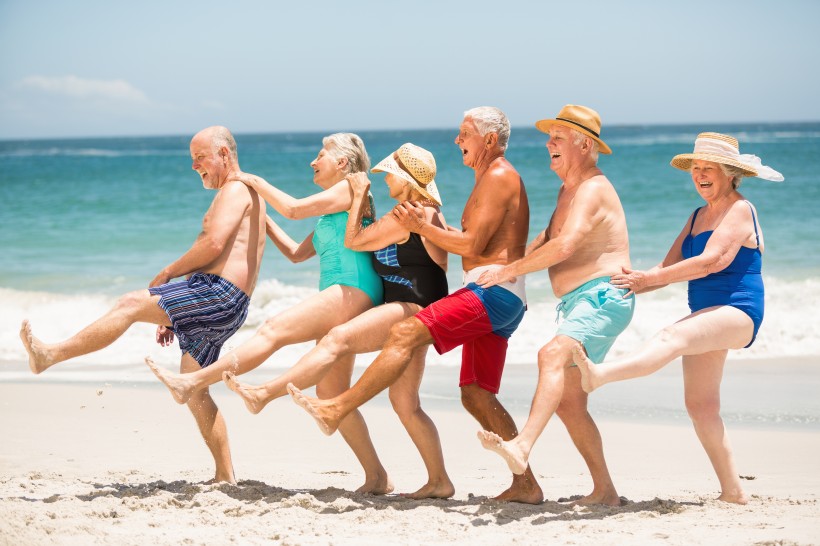 老年人海边运动聚会度假图片(15张)