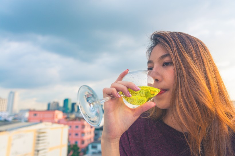 喝酒的美女图片(10张)