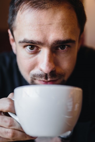 喝咖啡的男人图片(9张)