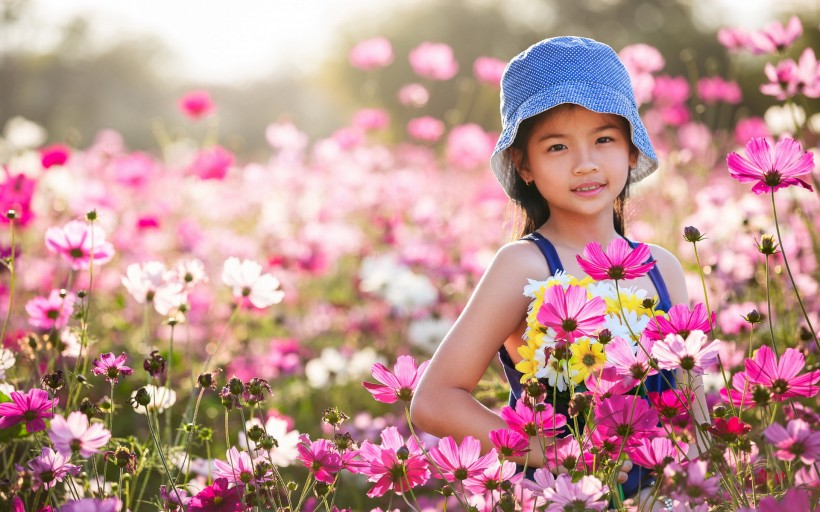花丛中的小女孩儿图片(16张)