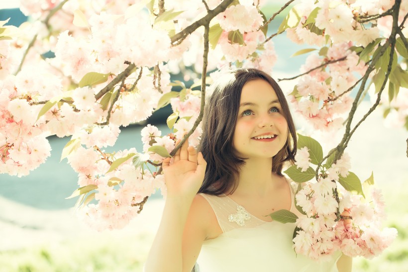 美丽的花朵和可爱的女孩图片(15张)