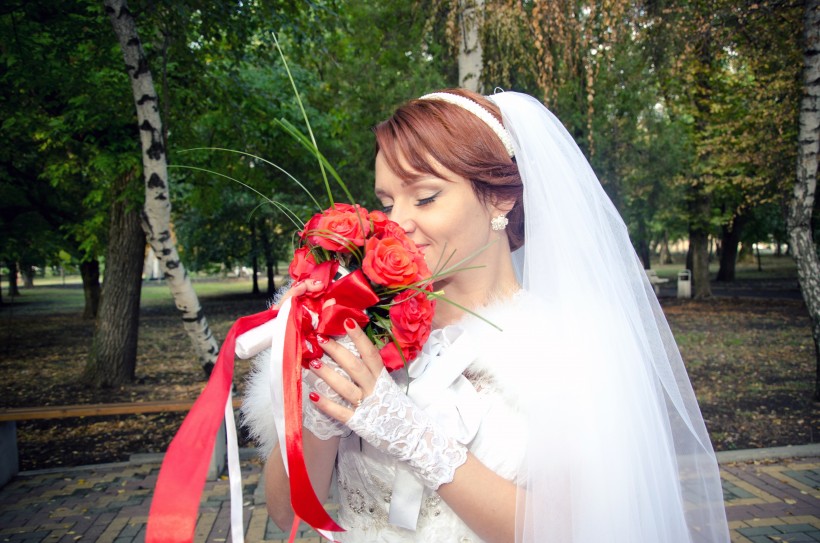 穿着洁白婚纱的新娘图片(11张)