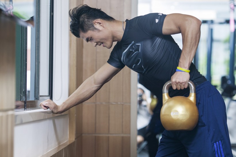 在健身房里健身的男人图片(15张)