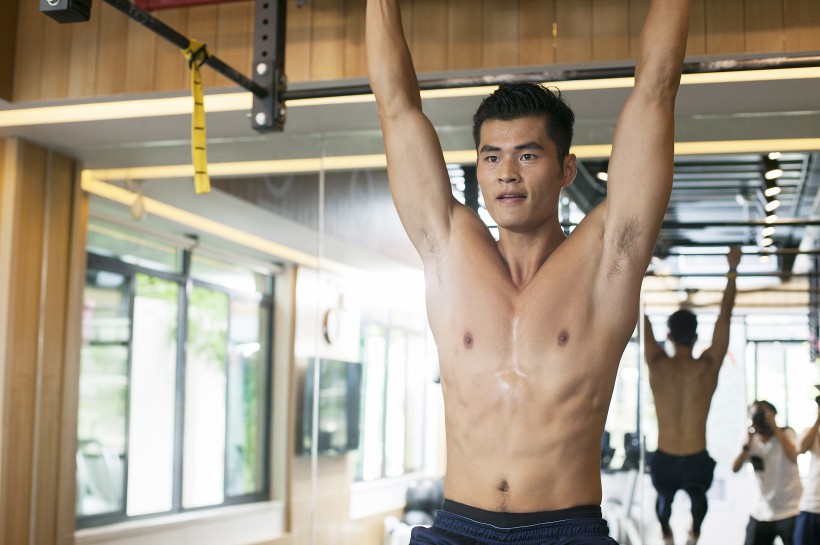 在健身房里健身的男人图片(15张)