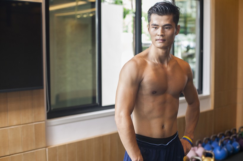 在健身房里健身的男人图片(15张)