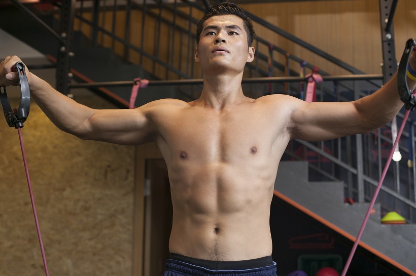 在健身房里健身的男人图片(15张)