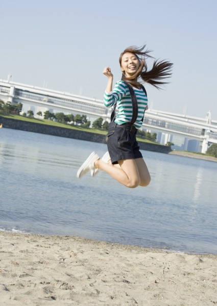 假期女孩海边玩耍图片(33张)