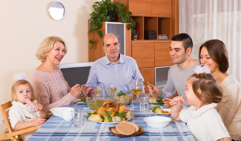 温暖的家庭餐桌上聚餐图片(19张)
