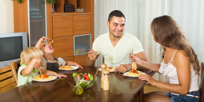 餐桌上家庭聚餐的一家人图片(15张)