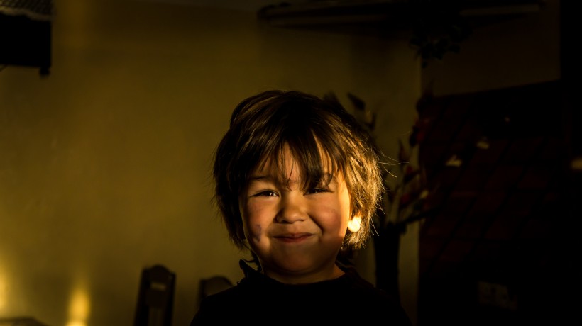 开心大笑的小男孩图片(11张)