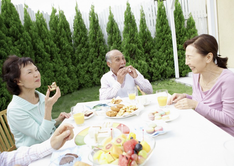 老年人户外聚餐图片(30张)