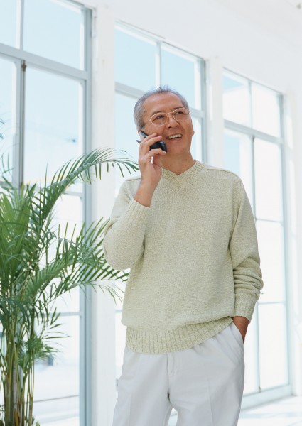 老年人室内打电话图片(20张)