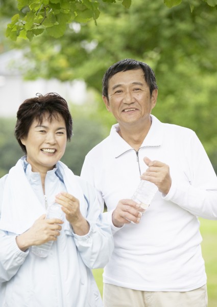 老人在户外草地休闲运动图片(29张)
