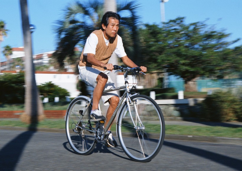 老人骑自行车游玩图片(29张)