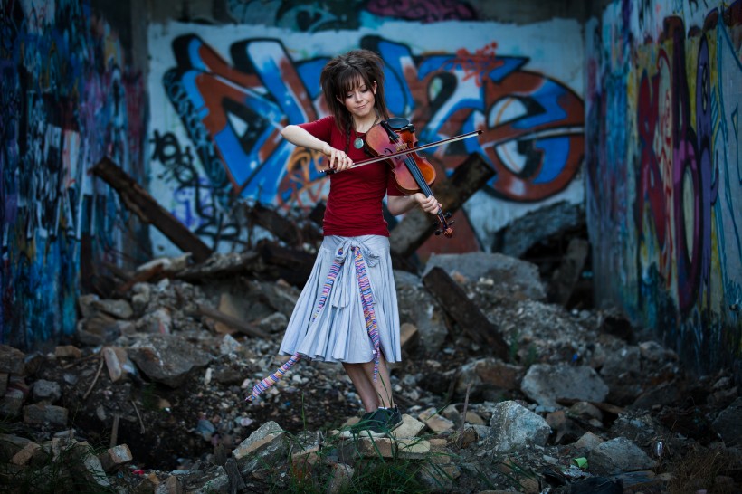 拉提琴的少女图片(22张)