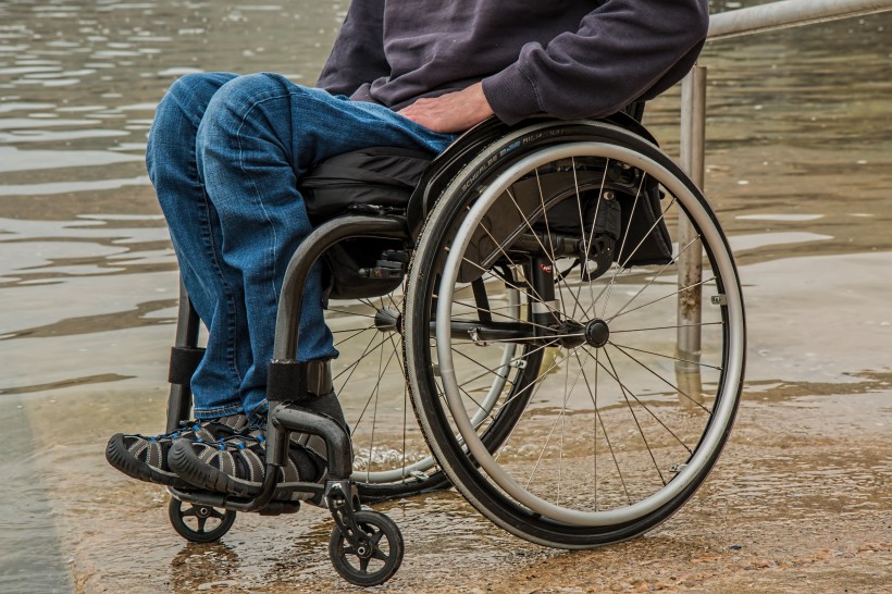 轮椅上的残疾人图片(13张)