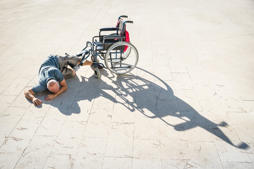 轮椅上的残疾人图片(16张)