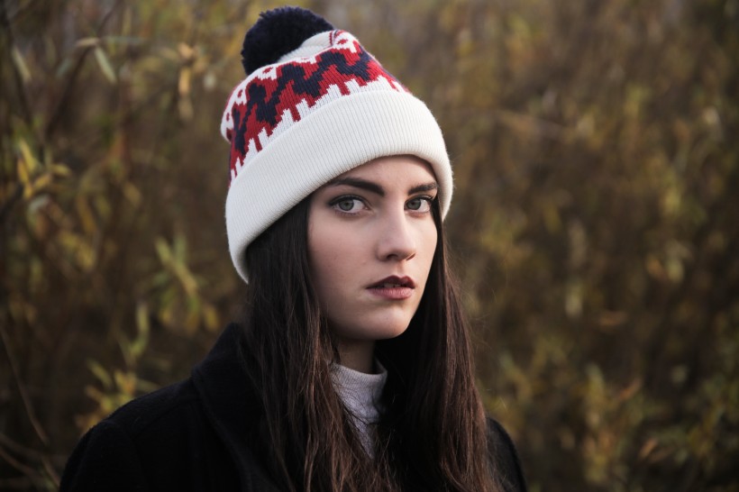 冬天带着毛线帽子的女孩图片(11张)