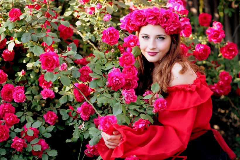 头上带着玫瑰花花圈的美女图片(13张)