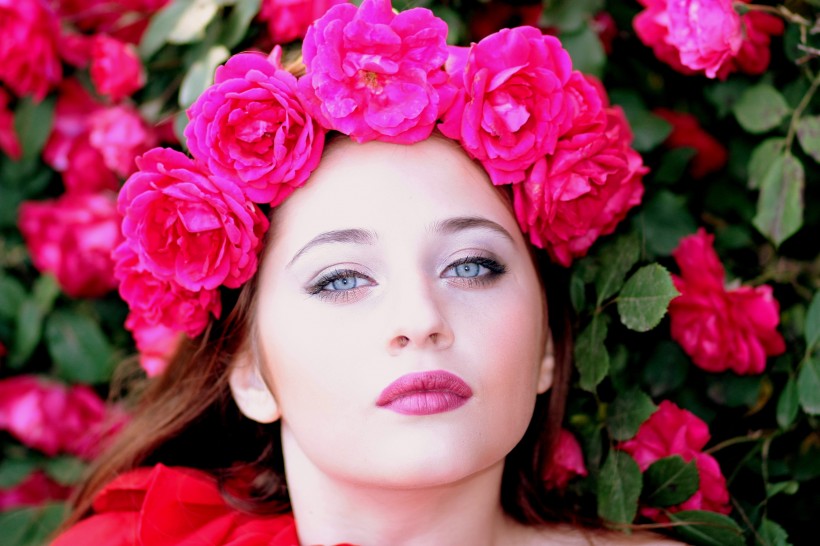 头上带着玫瑰花花圈的美女图片(13张)
