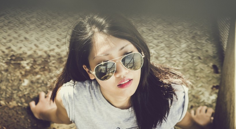 戴墨镜的女孩图片(14张)
