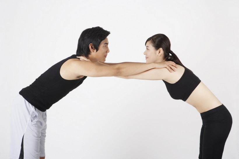 男女双人健身姿态图片(13张)