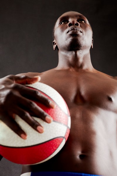 拿着篮球的男士图片(10张)