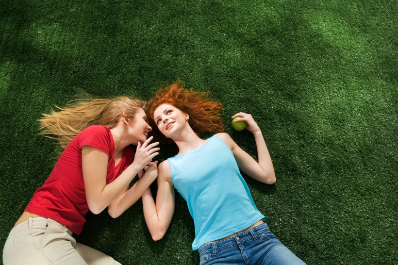 躺在草地上的年轻人图片(16张)