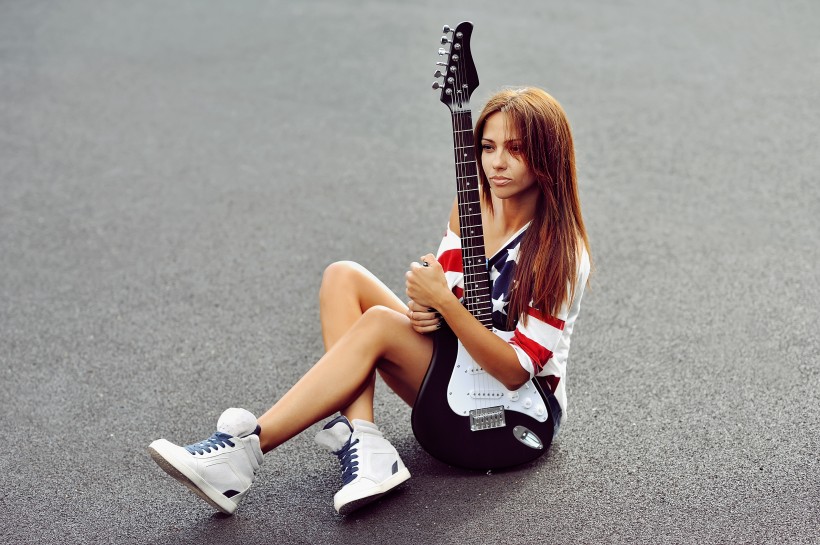 欧美女孩弹乐器吉它图片(19张)