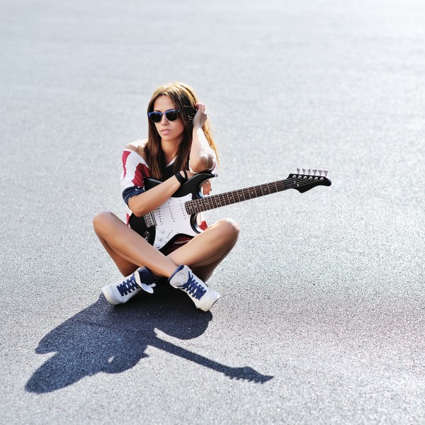 欧美女孩弹乐器吉它图片(19张)