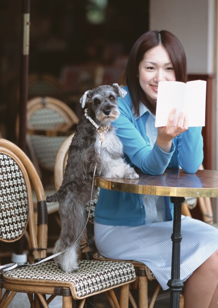 女性带宠物逛街图片(27张)