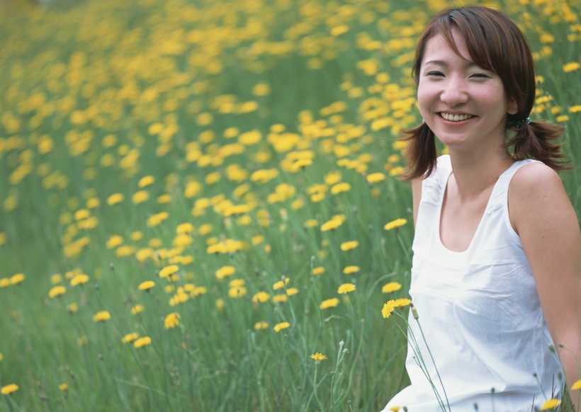 女性在花丛里图片(34张)