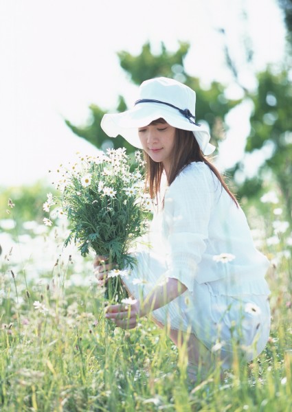 女性在花丛里图片(34张)