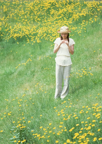 女性在花丛里图片(34张)