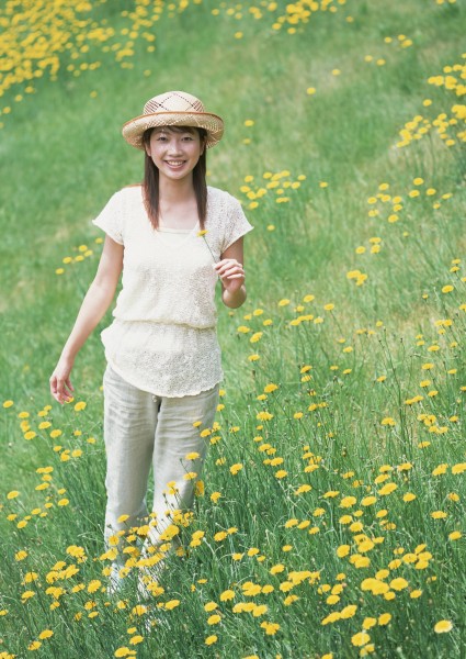 女性在花丛里图片(34张)